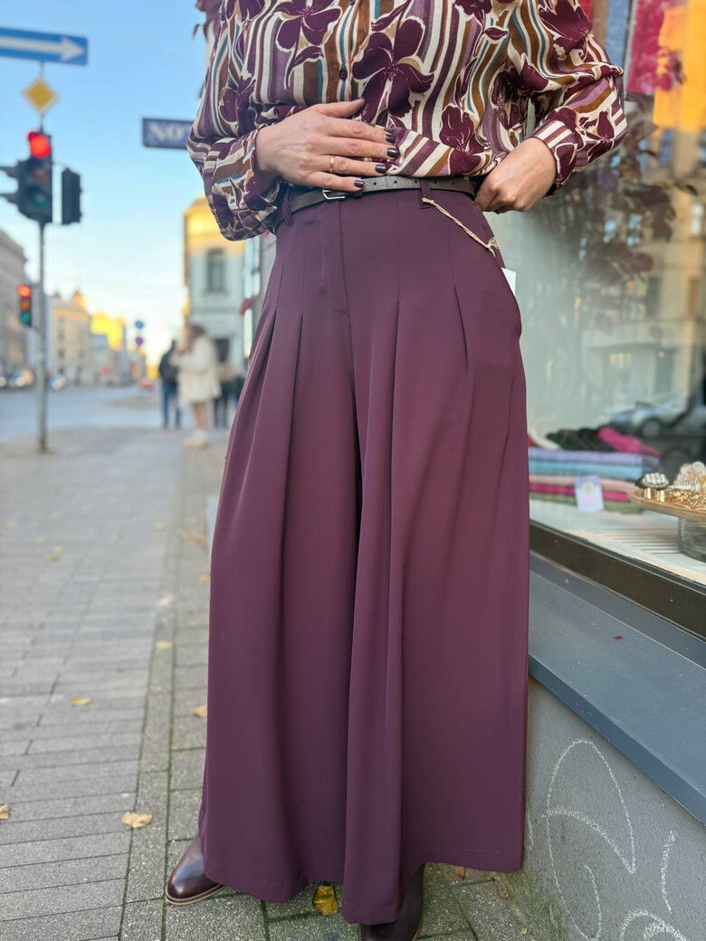 Bikses ar ielocēm, jostu un kabatām 